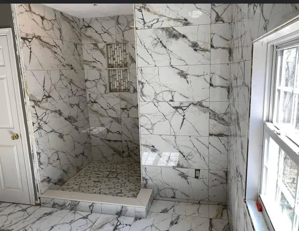 Calacatta-look porcelain walk-in shower